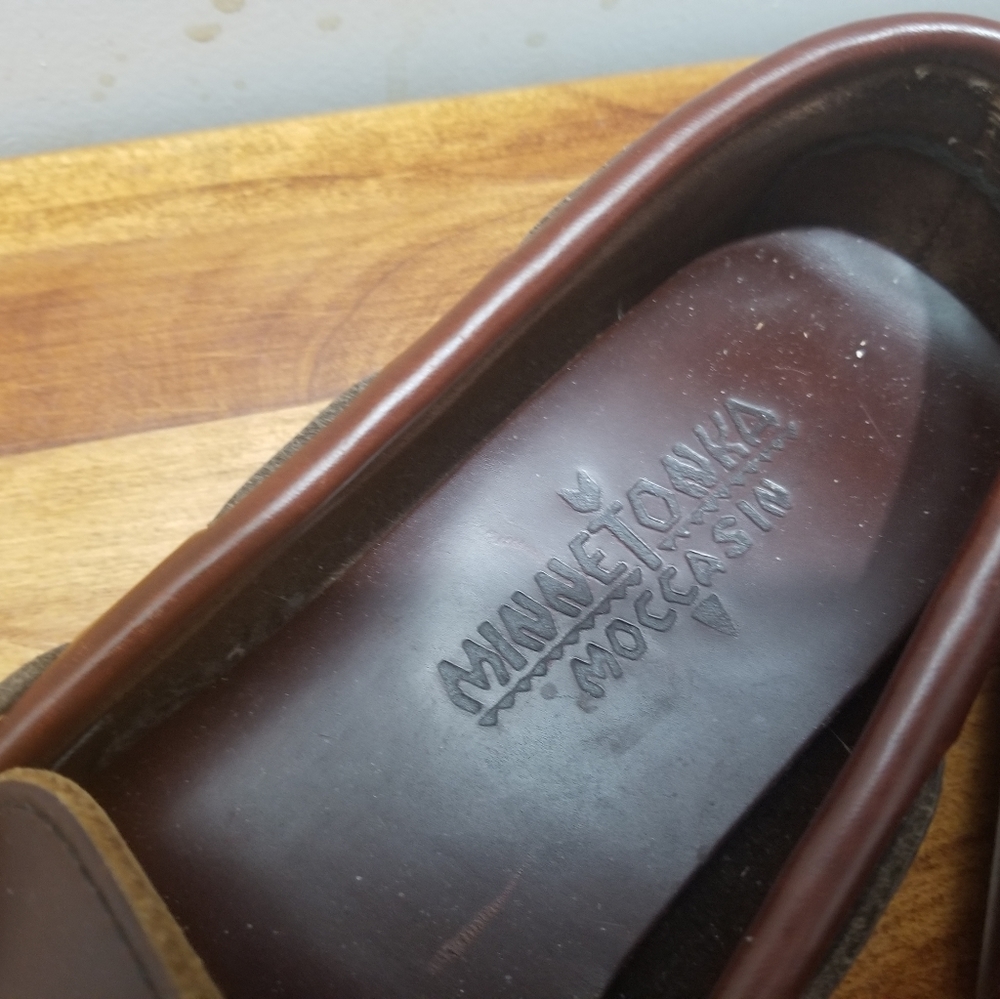 Minnetonka Moccasin Brown Leather Flaw READ - Picture 2 of 7